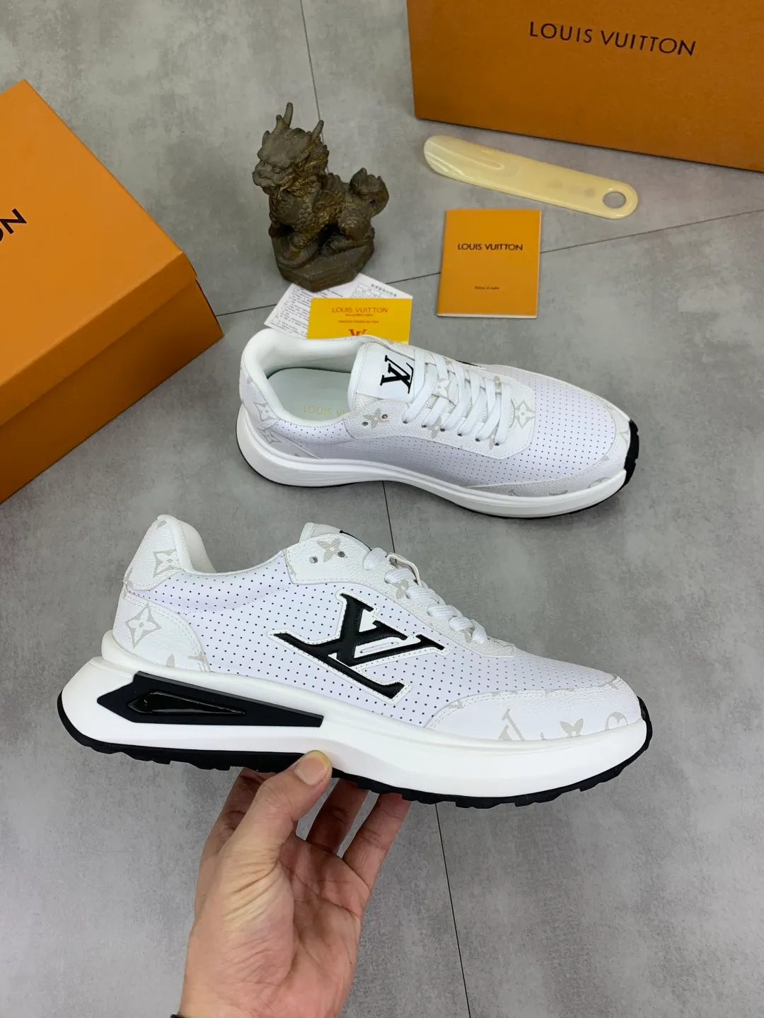Men's shoes 💰P460 💰 [New model] 🆘 The latest model from LV official website 🎁 Casual and fashionable men's shoes 👟 Hot style 💥 Simple and elegant style, exclusive for trendy men. Unique latest brand elements from the official website 👑 Original decoration, fashionable and generous, the fabric is made of original calfskin ➕ Comfortable and breathable mesh lining ➕ Pigskin lining ✅The official website specifies wear-resistant casual outsole, the classic model is taken in real life🎬Color: 3️⃣colors available😍Number of codes: 38-44 (45 46 customized)